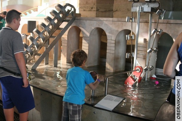Петя крутит, вода наливается и выливается