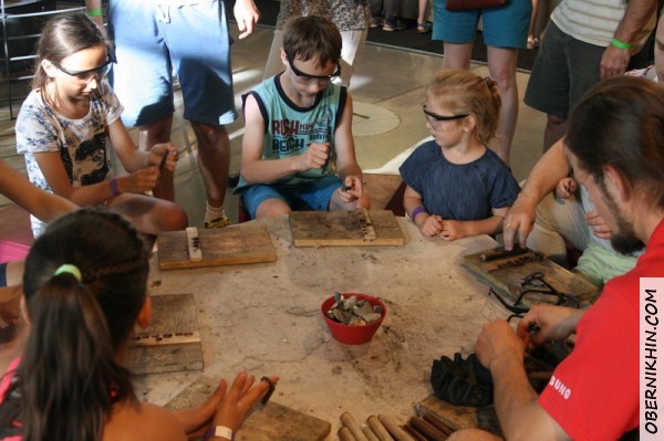 Саша добывает огонь!