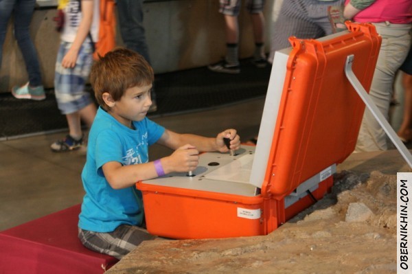 Петя за пультом лунохода