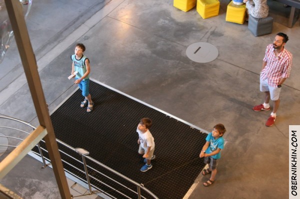 Саша и Петя делают мыльный пузырь