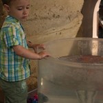 в водоворот кидаем шарики