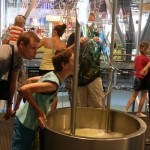 Выдувают пузырь на маленькой рамке