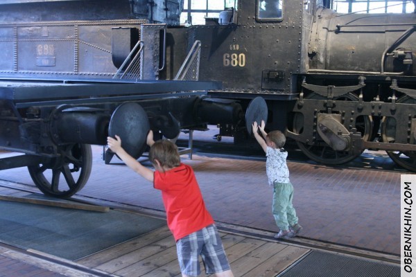 Пытаются сдвинуть :)