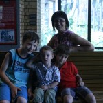 минивагончик. на нем едут боком