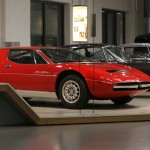 какие-то машинки рядом с музеем на выставке