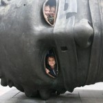 это жестяная маска подарок Кракову от современных скульпторов...