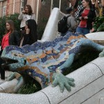 больше всего желающих сфотографироваться около саламандры - китайцев!