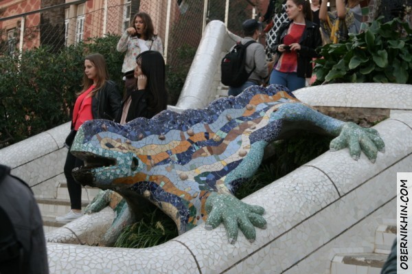 больше всего желающих сфотографироваться около саламандры - китайцев!